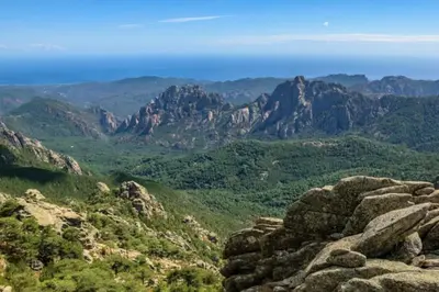 a view from the top of a mountain at Appartement T4 climatisé, lumineux et vue mer à Solenzara in Sari Solenzara