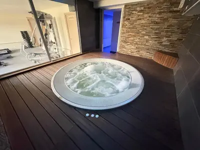 a large bowl on the floor of a room at Résidence Cas’Antica in Propriano