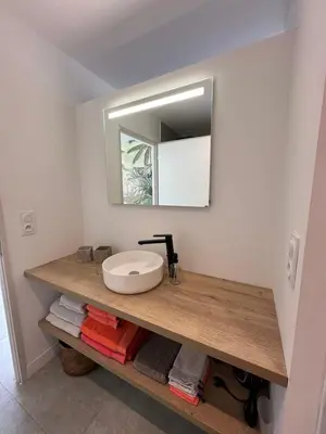 a bathroom with a sink and a mirror at Appartement T2 Casa Di Simone Pietrosella Corse du Sud in Pietrosella