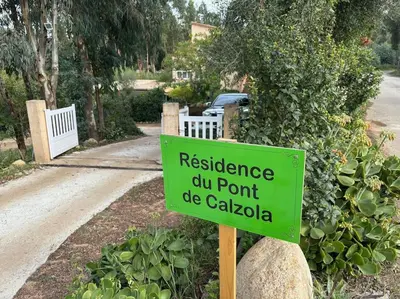a green sign that reads resistance dip point be calaza at Gîte Cazoletta in Casalabriva