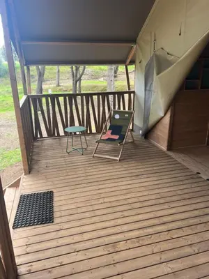 a screened porch with a chair and a table at lodge lavallee in Belvédère