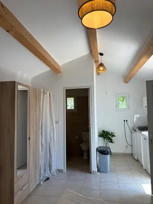a bathroom with a toilet and a ceiling at Appartement 2 personnes bord de mer in Sagone