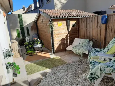 a small backyard with a shed and a table and chairs at les pivoines in Borgo