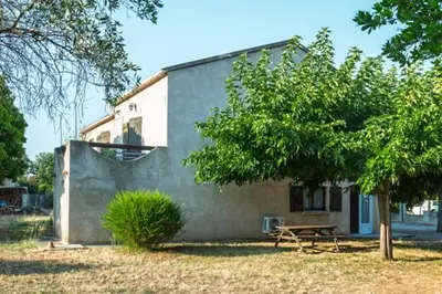 a building with a picnic table and a tree at Bas de villa, Haute-Corse, vue montagne, 5min des plages in Prunelli-di-Fiumorbo