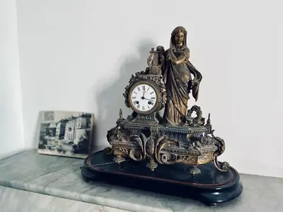 a clock sitting on top of a table at Casamea - Famille, 2 chambres, Centre , Calme in Ajaccio
