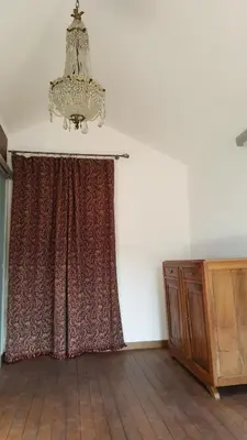 a room with a curtain and a chandelier at Appartement Corse Extrême-Sud in Monacia-dʼAullène