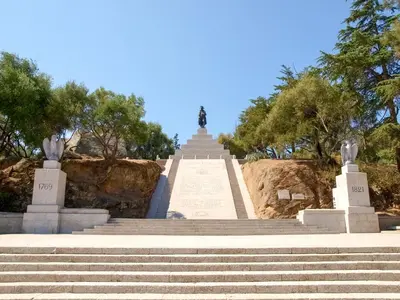 a statue on top of a set of stairs at Bel appartement 2 chambres à Proximité des Commodités in Sarrola-Carcopino
