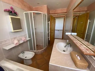 a bathroom with a sink and a shower and a toilet at Villa pour 4 personnes proche Santa Giulia in Sotta