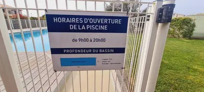 a sign on a fence next to a pool at Mini villa Bay, 6 pers, piscine, 400 m plage in Lecci