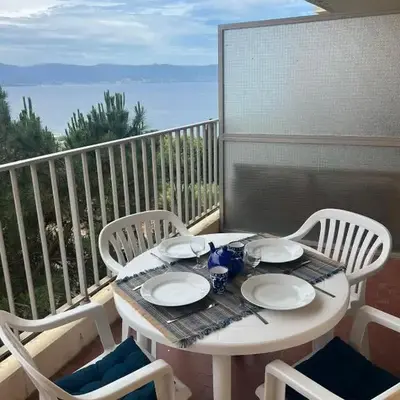 Grand Studio terrasse vue sur mer et parking