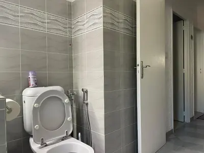 a bathroom with a toilet with the lid up at Villa Thamyris Porticcio Ajaccio Corse in Grosseto-Prugna