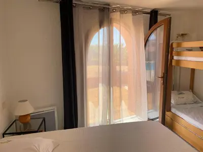 a bedroom with a window with a bed at Villa Thamyris Porticcio Ajaccio Corse in Grosseto-Prugna