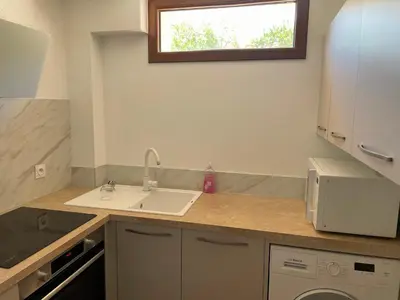 a kitchen counter with a sink and a window at Villa Thamyris Porticcio Ajaccio Corse in Grosseto-Prugna