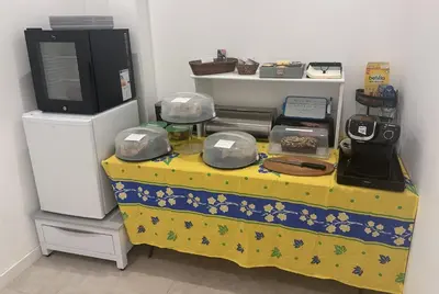 a table with a microwave on top of it at Villa Thamyris Porticcio Ajaccio Corse in Grosseto-Prugna