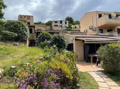 a view of a house with flowers in the yard at Location Appartement Porticcio in Grosseto-Prugna