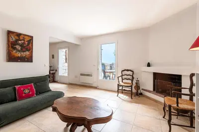 a living room with a green couch and a table at Bergerie Piattone - Maison avec grand jardin in Pianottoli-Caldarello