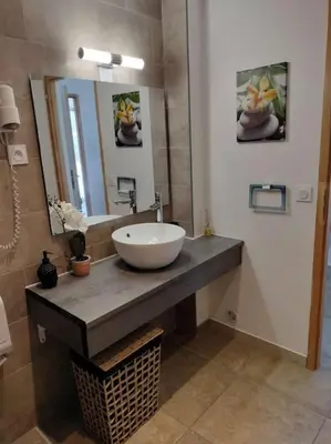 a bathroom with a sink and a mirror at Appartement T2 Porto in Porto Ota