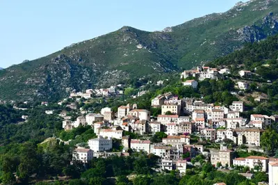 a group of houses on a mountain at Appartement 60m2 avec piscine privée dans villa in Oletta