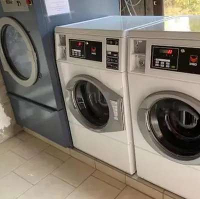 two washing machines and a washer and dryer in a room at Entre montagne et mer in Porto Ota