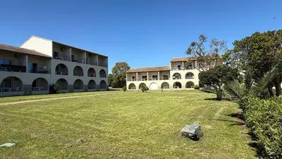 a large yard in front of a building at Appartement 2 pièces bord de mer in Linguizzetta