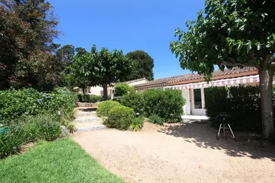 a house with a grill in the yard at Mini villa - T2 climatisé, proche des plages in Eccica-Suarella