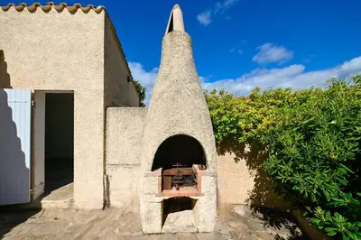a small building with a window and a door at Charmante maison Porticcio in Porticcio