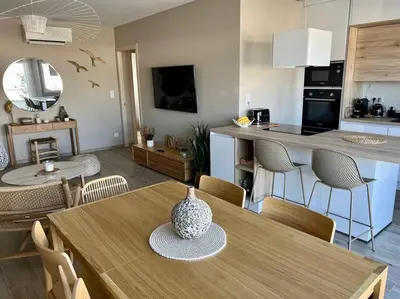 a kitchen and living room with a table and chairs at joli T4 centre ville Porticcio in Grosseto-Prugna