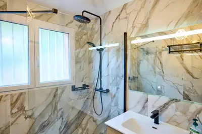 a bathroom with a shower and a sink at Beau 3 pièces avec jardinet et cour, 5 min plages in Propriano