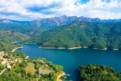an aerial view of a lake in the mountains at Superbe appartement 3 chambres avec Grande Terrasse in Pietrosella