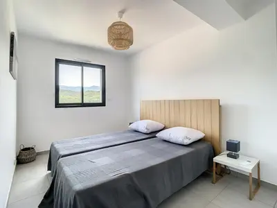 a bedroom with a large bed and a window at Superbe appartement 3 chambres avec Grande Terrasse in Pietrosella