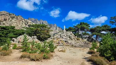 a view of a mountain with a cross on top at Fiori Di Cala Rossa, Établissement CARDOGA Piscine, Mer & Montagne in Lecci