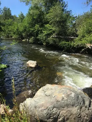 a river with a large rock in the middle at PROCHE du PONT GENOIS in Sartène
