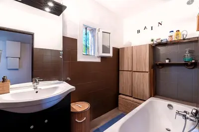 a bathroom with a sink and a bath tub at Terra Di Sole - Vue mer et montagne in Grosseto-Prugna