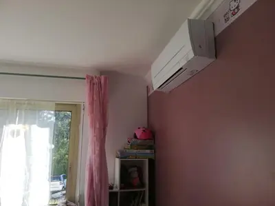 a room with a pink wall and a white ceiling at Appartement 3 chambres - 2 salles de bain - 6 personnes in Ajaccio