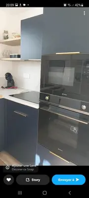 an image of a kitchen with a microwave at Maison proche de la mer in Pianottoli-Caldarello