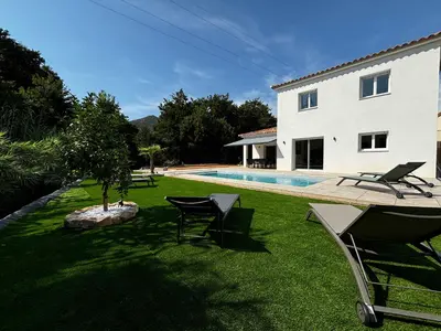 a house with a yard with a swimming pool at Casamea - Villa Familiale, Piscine, 15 min Ajaccio in Alata