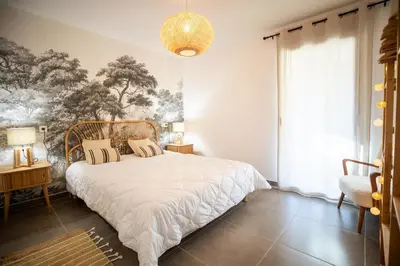 a bedroom with a bed and a painting on the wall at Appartement 4-6 pers Bonifacio in Bonifacio