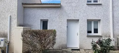 a white house with a white door and a bush at Corse Villa bord de mer in Cervione