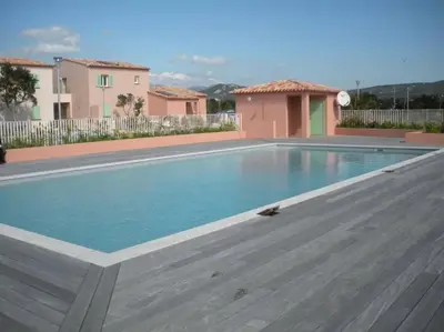 a swimming pool in the middle of a house at Appart, piscine, proche plage in Lecci