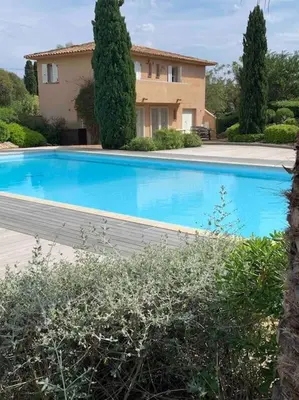 a large blue swimming pool in front of a house at Villa VESTA 62m2 à St Cyprien 700 m de la plage et du village in Lecci