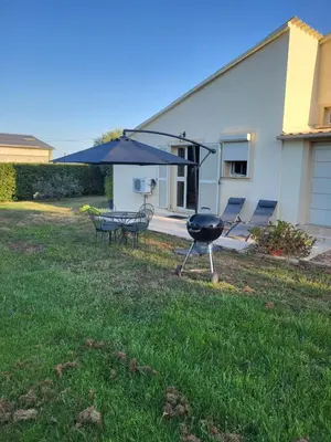 a grill in a yard next to a house at Maison jumelée clôturée in Linguizzetta