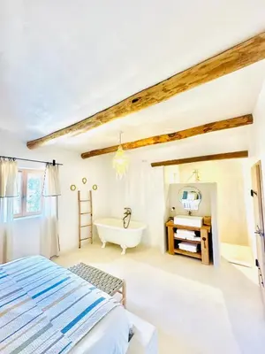 a bedroom with a bed and a bath tub at La Casa D'Ange Bergerie 5 étoiles de Luxe Piscine chauffée in Lama