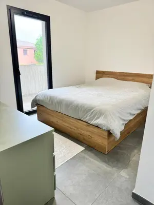 a bedroom with a bed and a window at Logement calme et agréable in Borgo