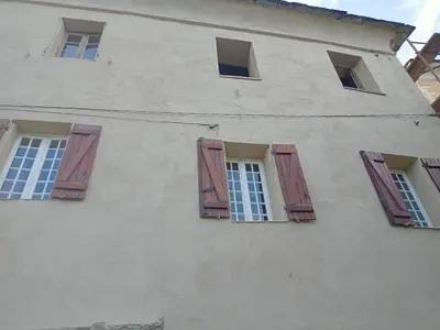 a building with windows and shutters on it at À casa nostra in Santo-Pietro-di-Tenda