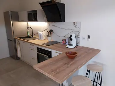 a kitchen with a wooden counter top in a kitchen at Magnifique appartement entre mer et montagne in Tiuccia
