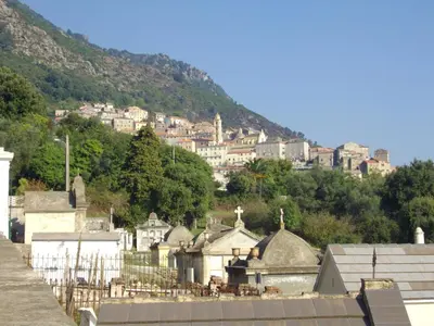a view of a town with a mountain in the background at Sole e Ventu in Velone-Orneto