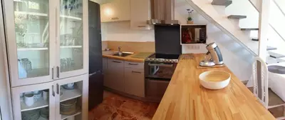a kitchen with a wooden counter top in a room at Duplex à 100 m de la plage in Grosseto-Prugna