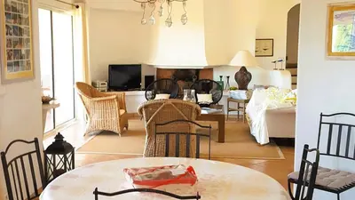 a kitchen and living room with a table and a dining room at Villa Capicciola, 8 pers, piscine, 30 m plage in Cirendinu