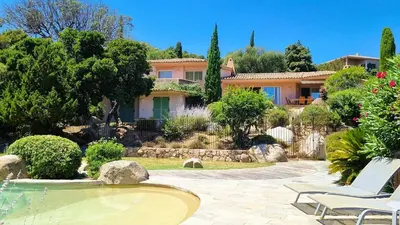 a house with a fountain in a garden at Villa Capicciola, 8 pers, piscine, 30 m plage in Cirendinu
