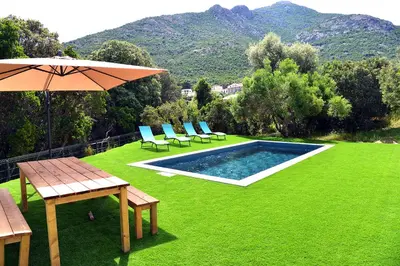a pool with chairs and a table and an umbrella at Casa Solana - Piscine privée in Galeria